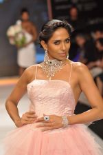 Model walks the ramp for Gehna Jewellers Show at IIJW Day 1 on 19th Aug 2012  (53).JPG